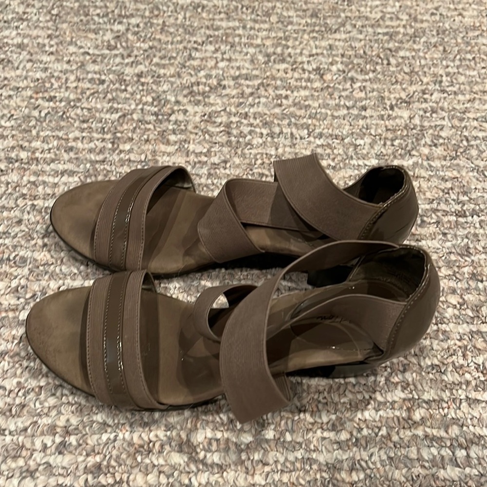 Elastic strap slip on sandals. Size 8